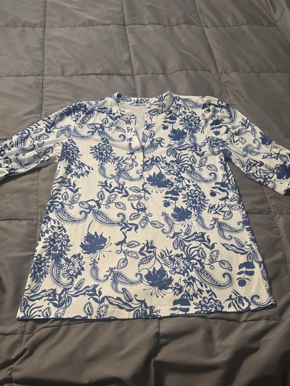 Womens Size M NWOT Blue & White Floral TOP